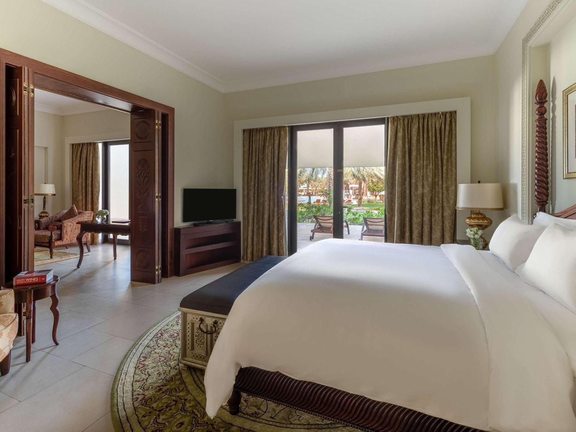 Sofitel Bahrain Zallaq Thalassa Sea & Spa Manama Zewnętrze zdjęcie A bedroom at the Jumeirah Royal Mirage