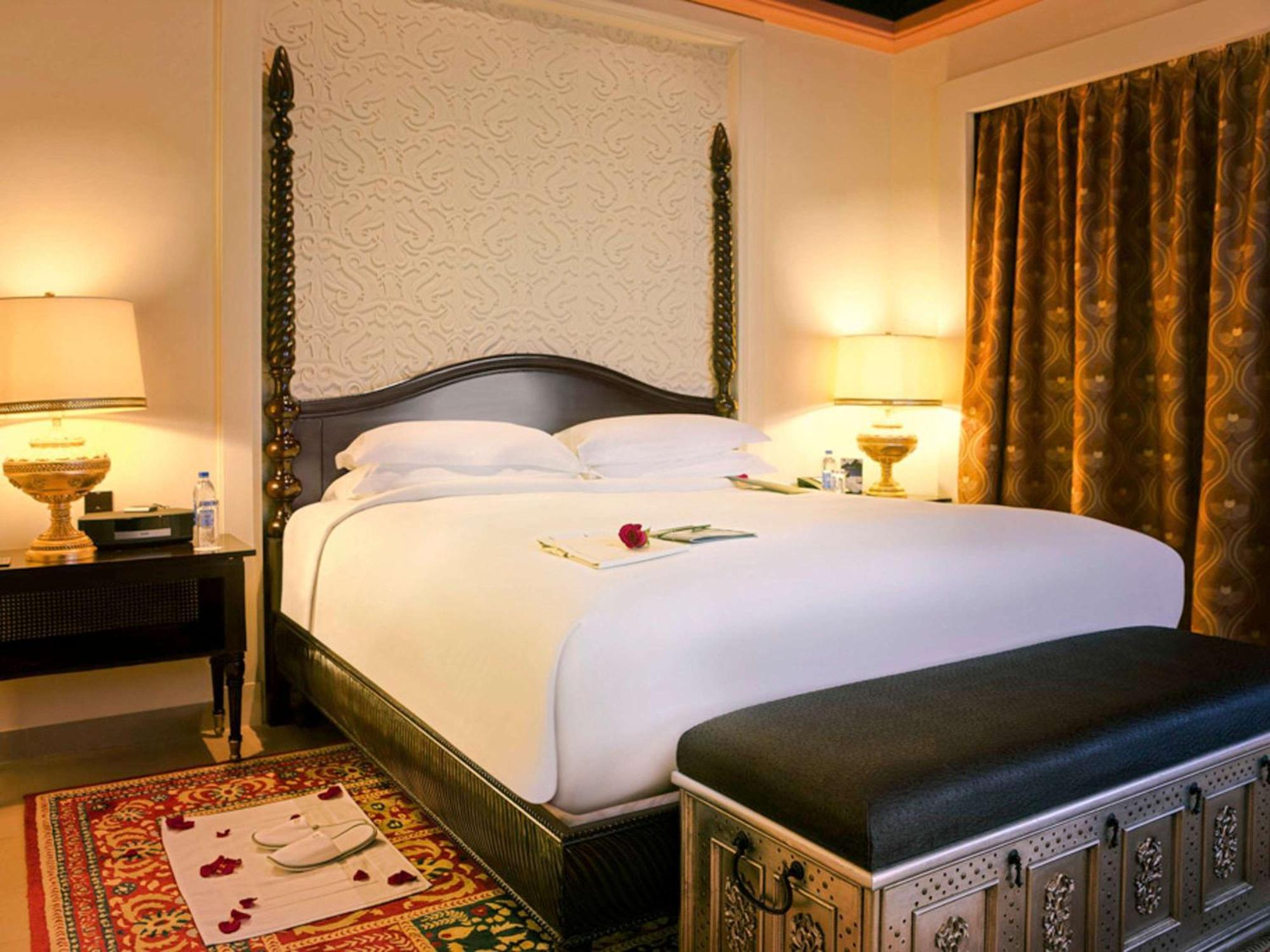 Sofitel Bahrain Zallaq Thalassa Sea & Spa Manama Zewnętrze zdjęcie A bedroom at the Taj Mahal Palace