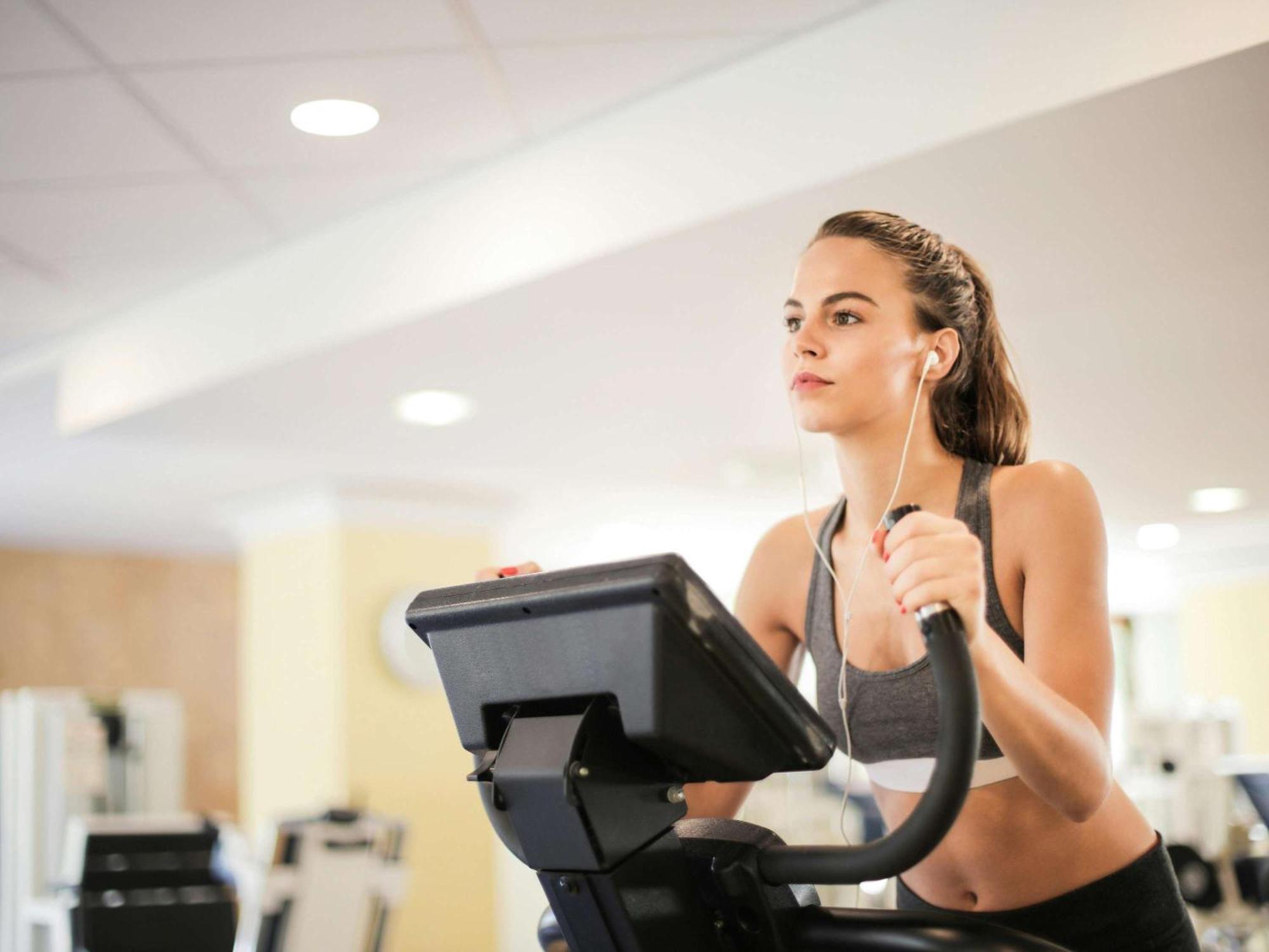 Sofitel Bahrain Zallaq Thalassa Sea & Spa Manama Zewnętrze zdjęcie A woman on a treadmill
