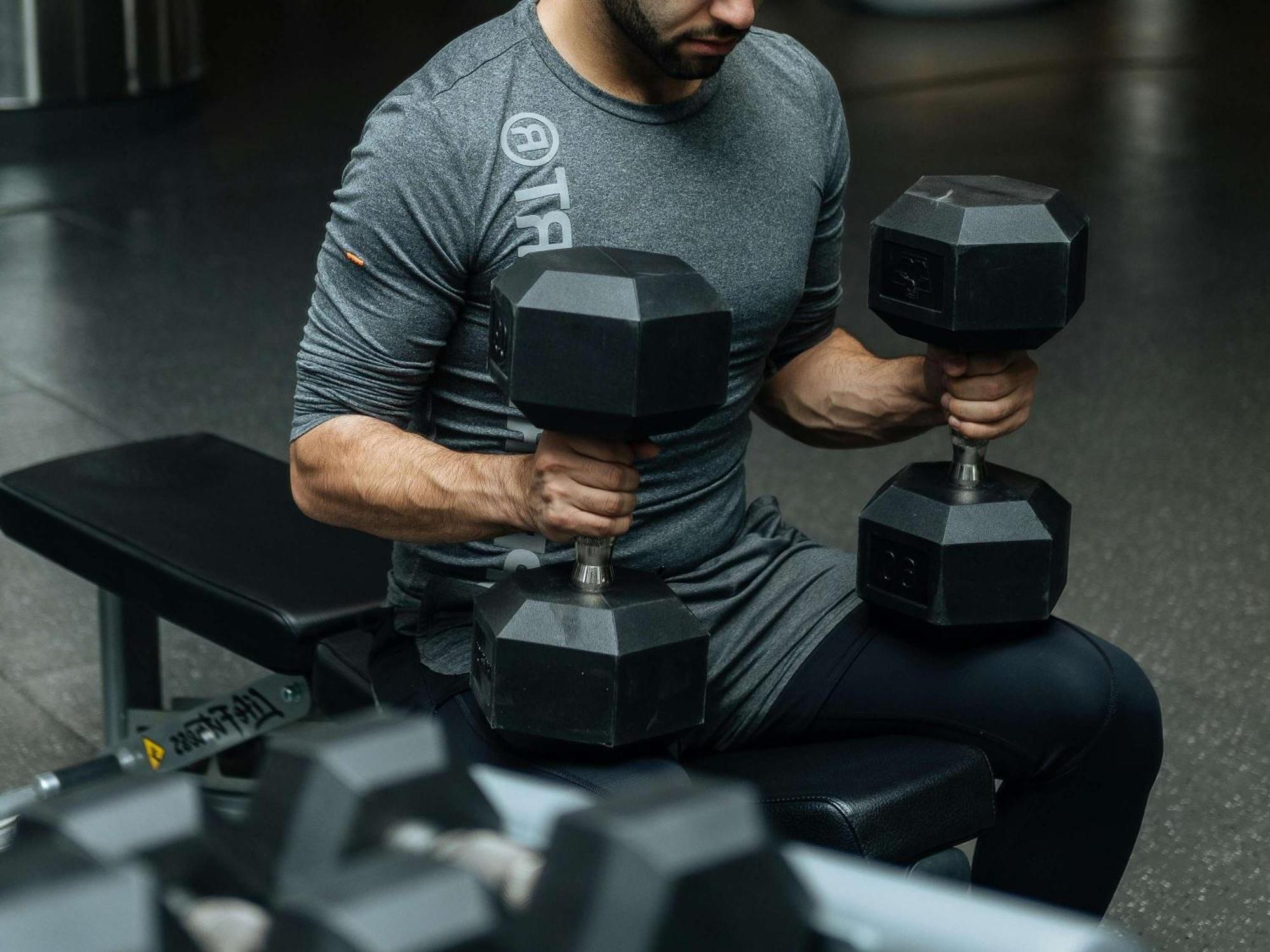 Sofitel Bahrain Zallaq Thalassa Sea & Spa Manama Zewnętrze zdjęcie A bodybuilder training with dumbbells