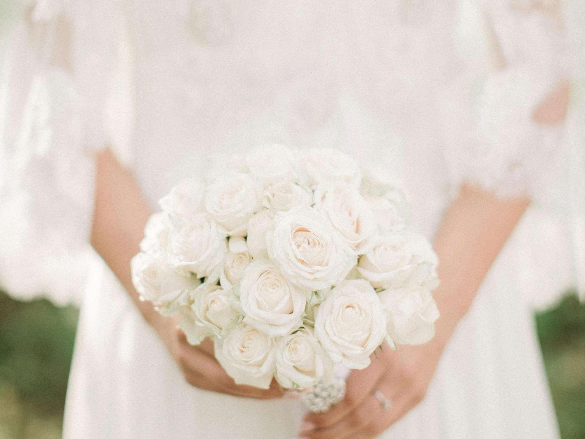 Sofitel Bahrain Zallaq Thalassa Sea & Spa Manama Zewnętrze zdjęcie A white rose bridal bouquet