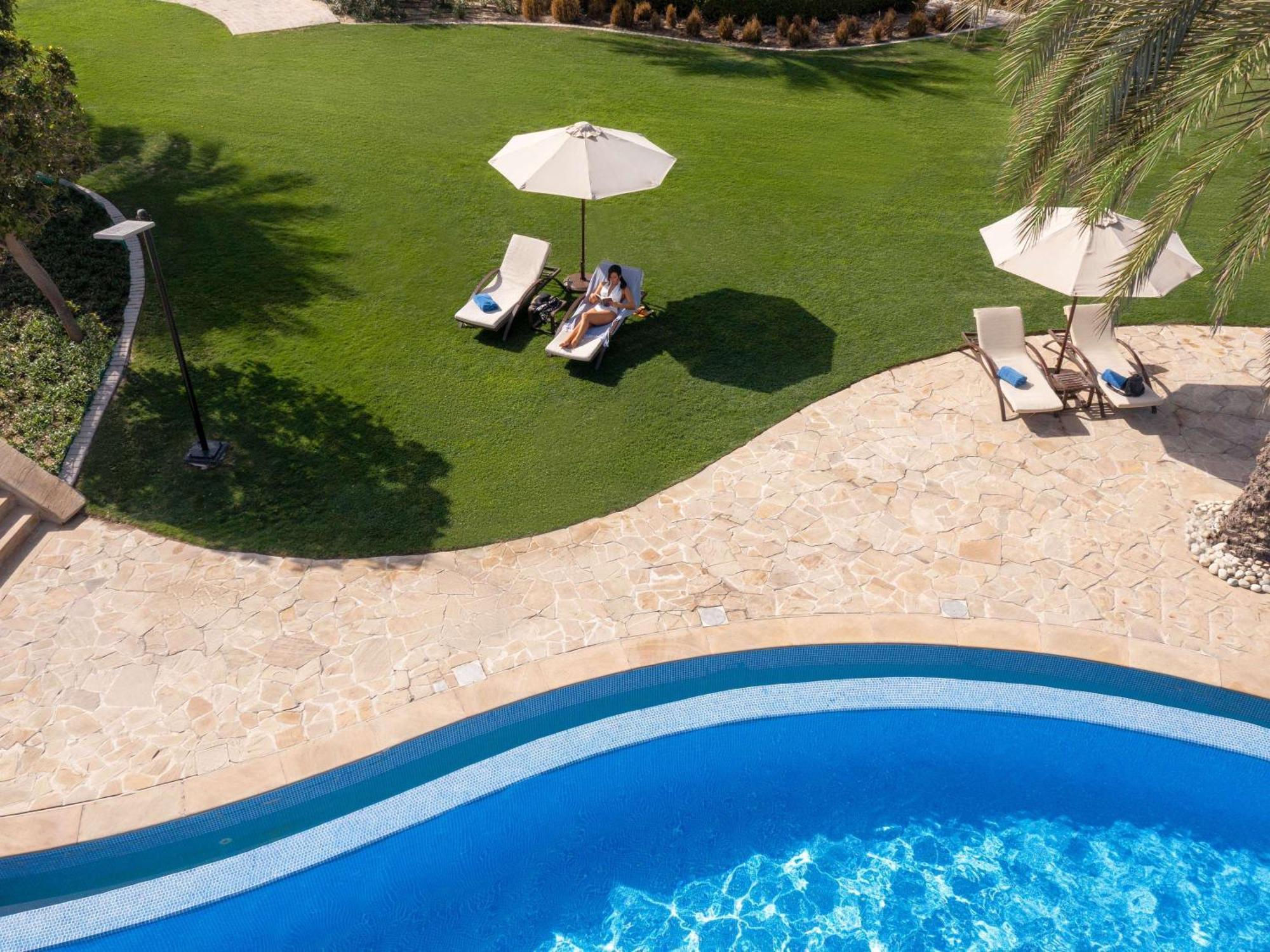 Sofitel Bahrain Zallaq Thalassa Sea & Spa Manama Zewnętrze zdjęcie Artificial grass at a resort