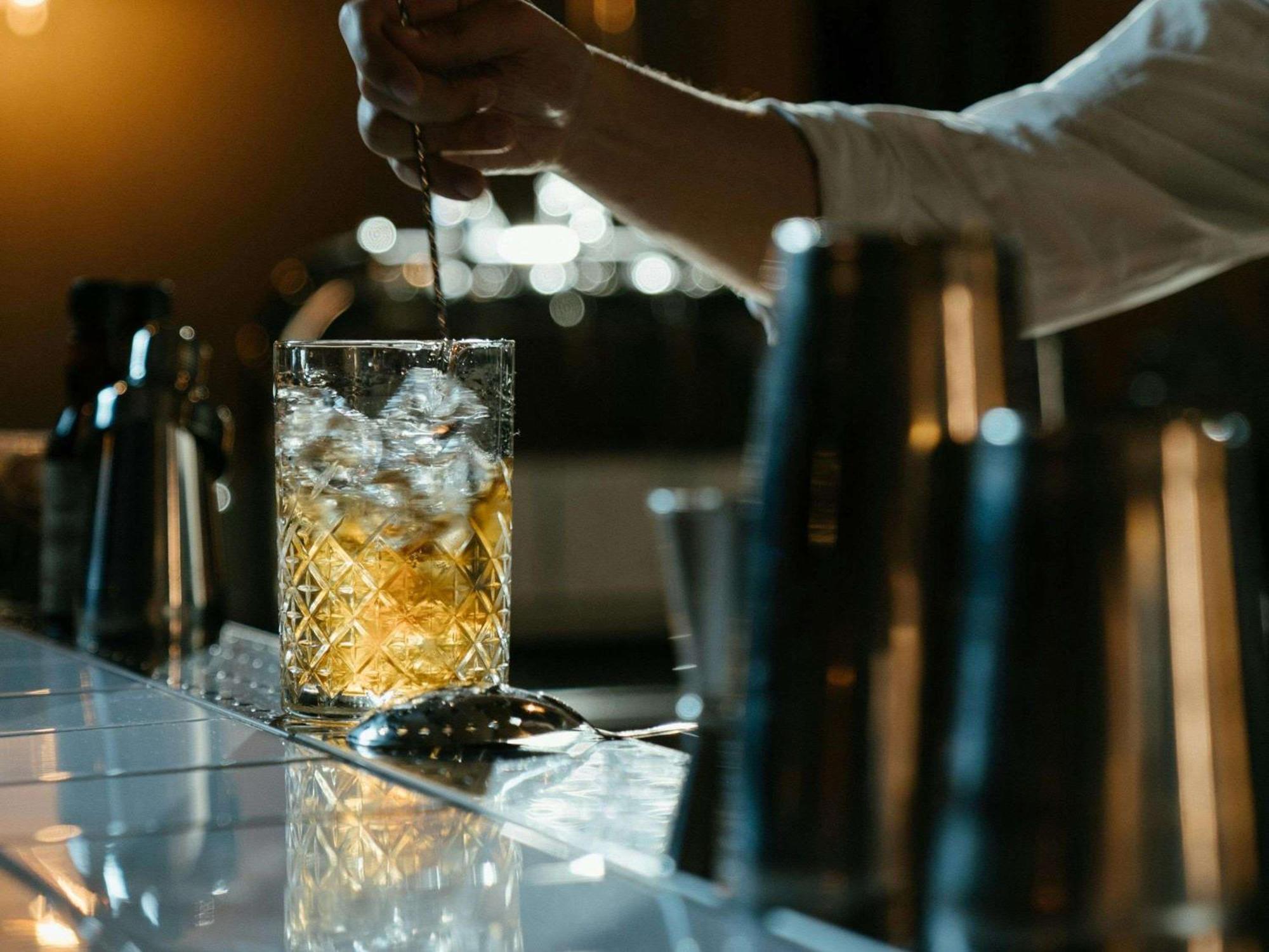 Sofitel Bahrain Zallaq Thalassa Sea & Spa Manama Zewnętrze zdjęcie A bartender adding ice to a glass