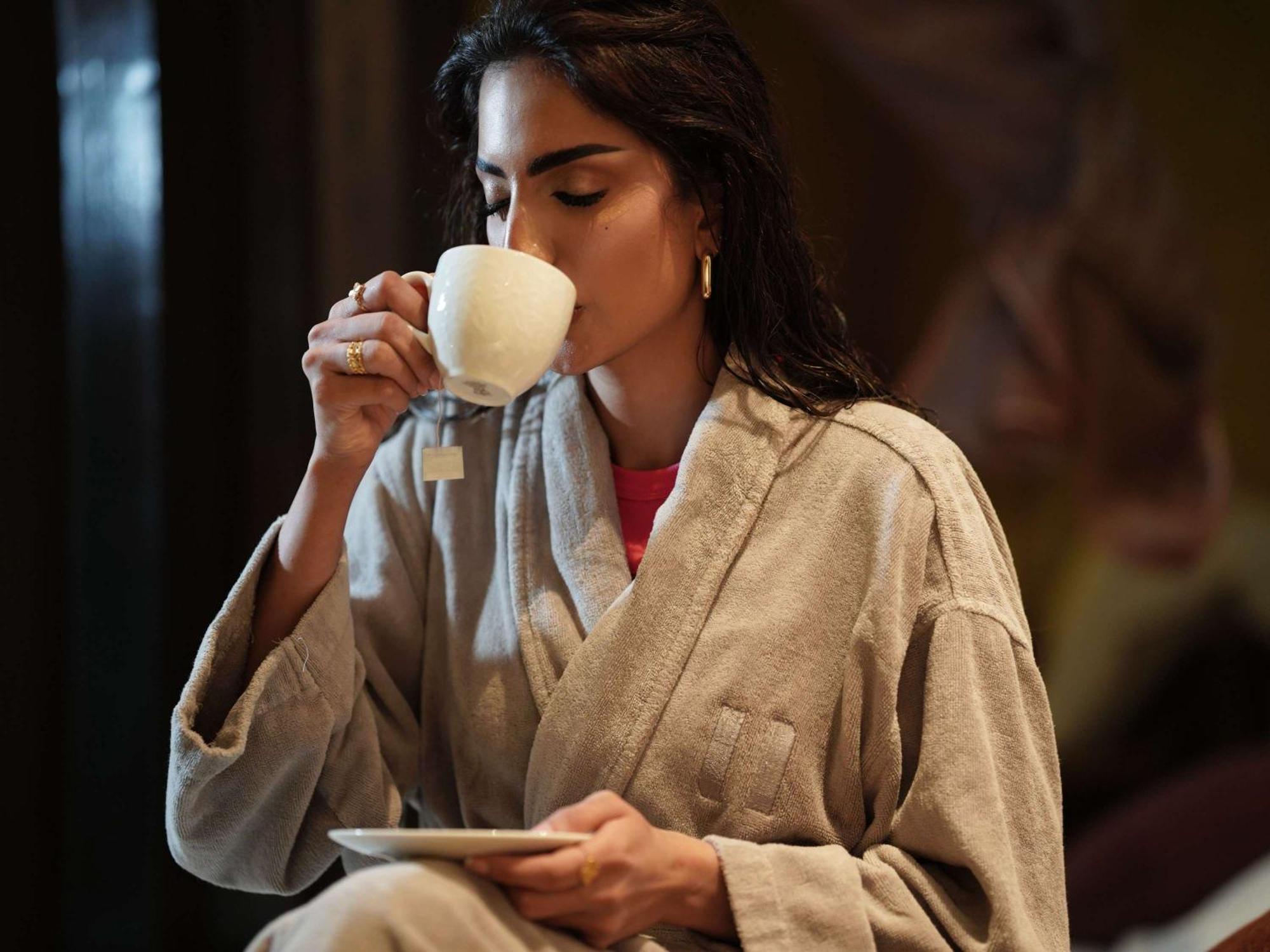 Sofitel Bahrain Zallaq Thalassa Sea & Spa Manama Zewnętrze zdjęcie A woman drinking coffee